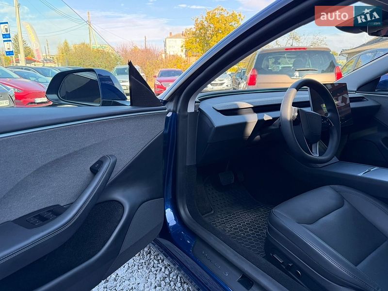 Седан Tesla Model 3 2025 в Стрию