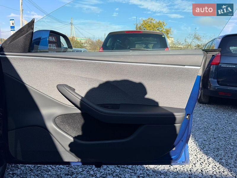 Седан Tesla Model 3 2025 в Стрию