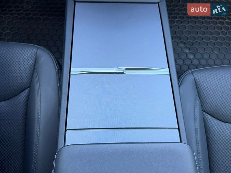 Седан Tesla Model 3 2025 в Стрию