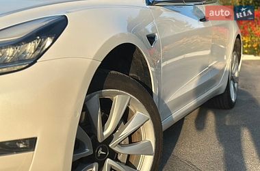 Седан Tesla Model 3 2019 в Киеве