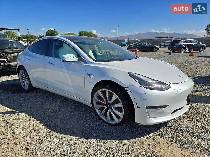 Седан Tesla Model 3 2019 в Львове