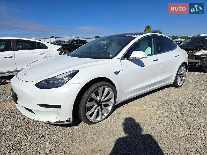 Седан Tesla Model 3 2019 в Львове