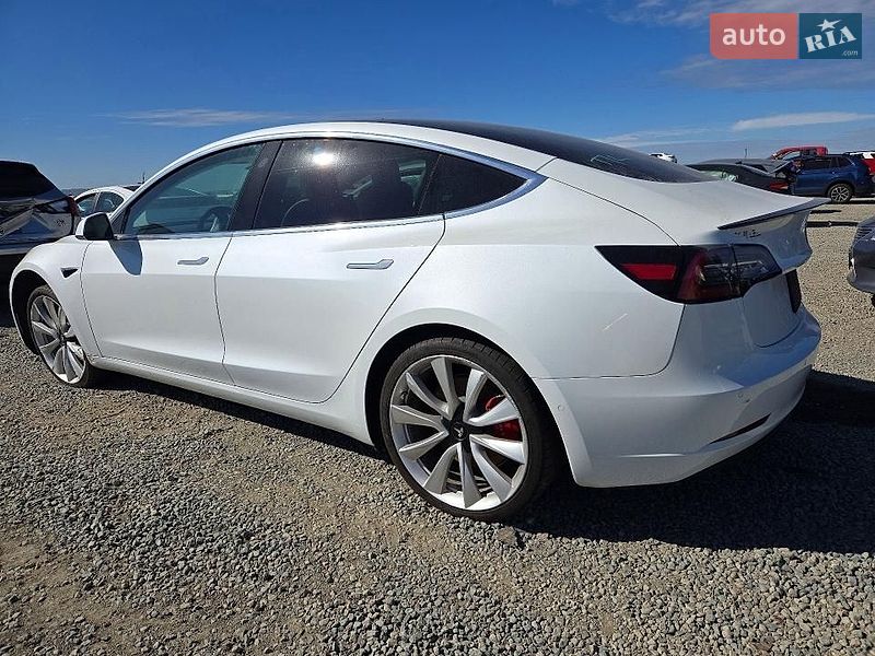 Седан Tesla Model 3 2019 в Львове