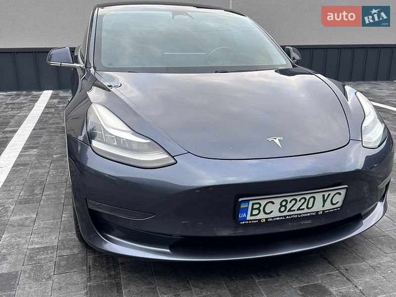 Седан Tesla Model 3 2018 в Ровно