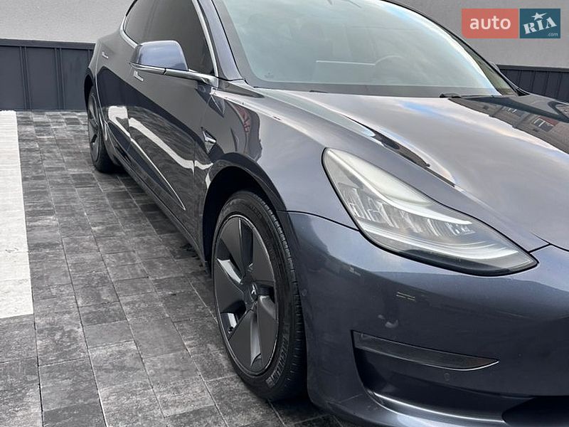 Седан Tesla Model 3 2018 в Ровно
