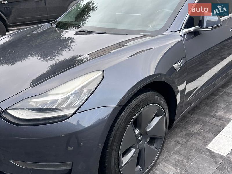 Седан Tesla Model 3 2018 в Ровно