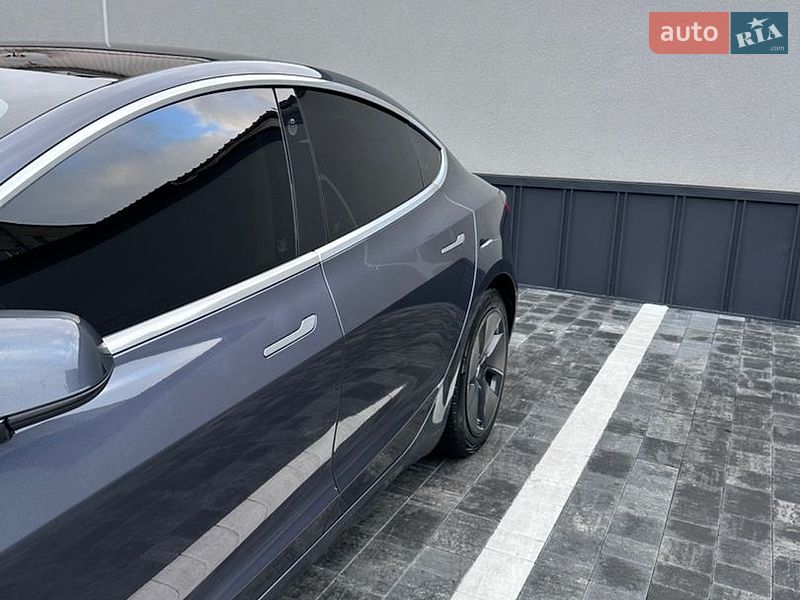Седан Tesla Model 3 2018 в Ровно
