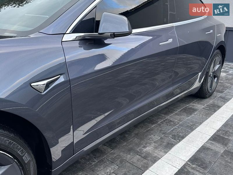 Седан Tesla Model 3 2018 в Ровно