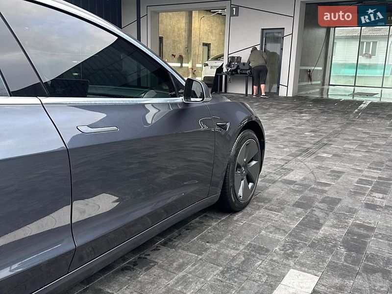 Седан Tesla Model 3 2018 в Ровно