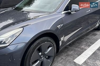 Седан Tesla Model 3 2018 в Ровно