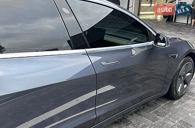 Седан Tesla Model 3 2018 в Ровно