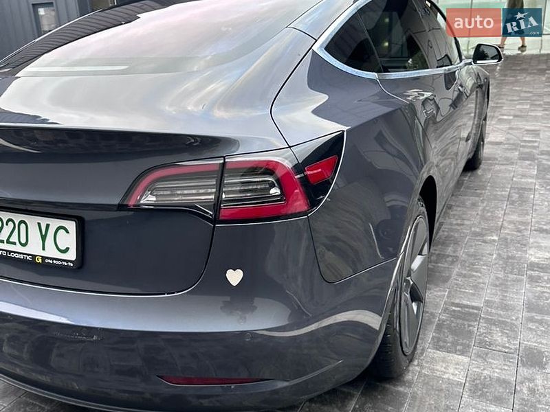 Седан Tesla Model 3 2018 в Ровно