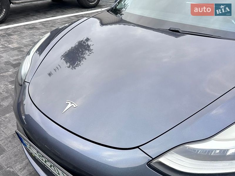 Седан Tesla Model 3 2018 в Ровно