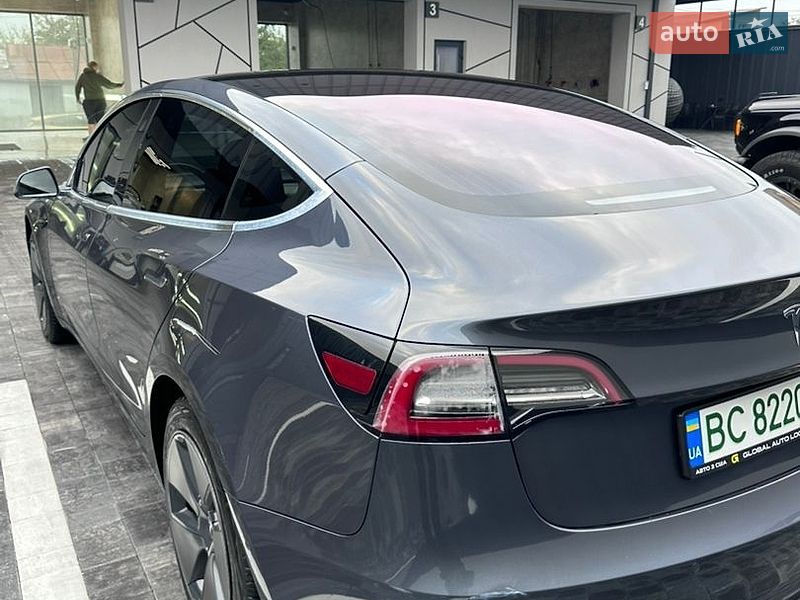 Седан Tesla Model 3 2018 в Ровно