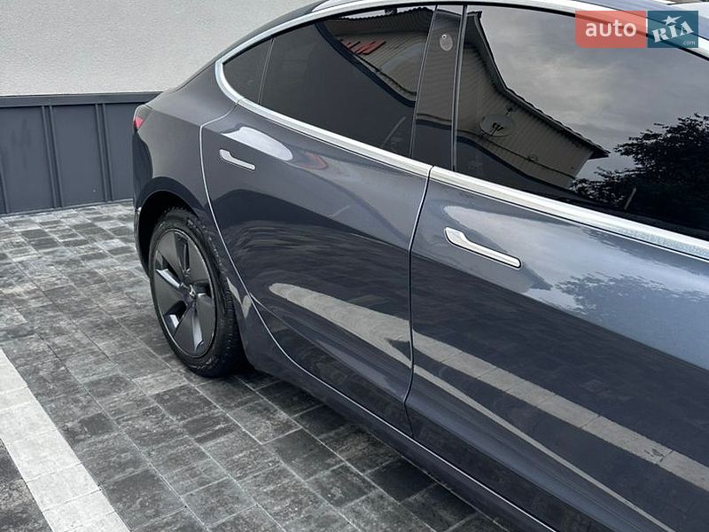 Седан Tesla Model 3 2018 в Ровно