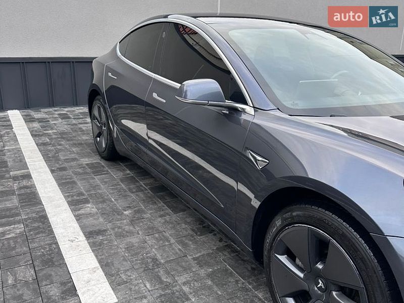 Седан Tesla Model 3 2018 в Ровно