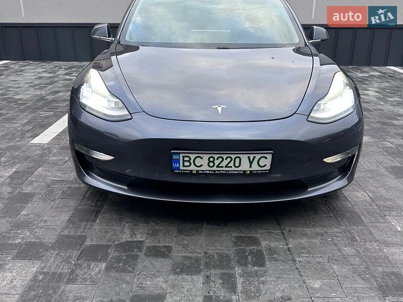 Седан Tesla Model 3 2018 в Ровно