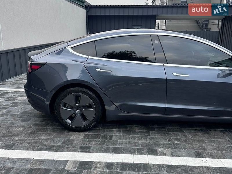 Седан Tesla Model 3 2018 в Ровно