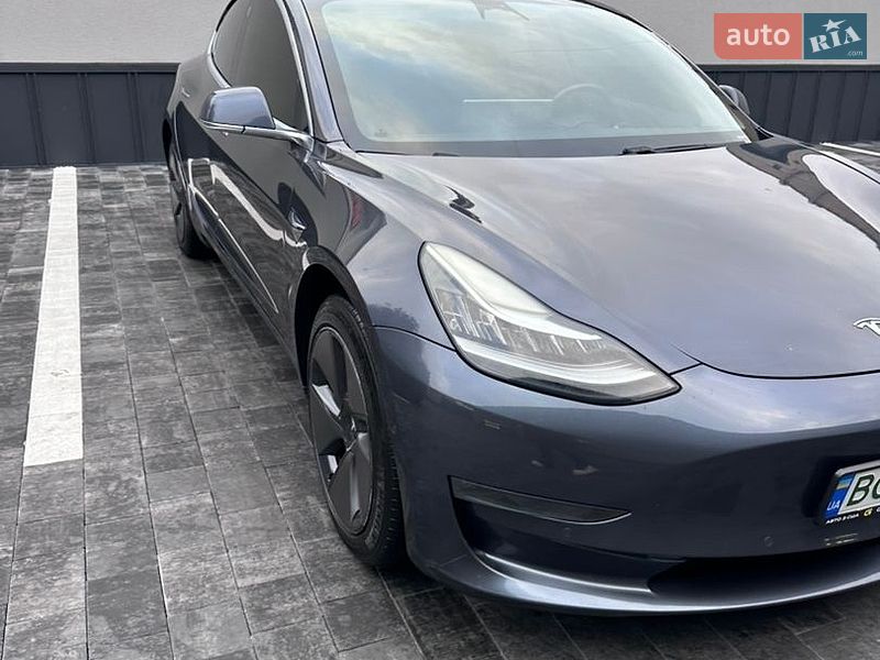 Седан Tesla Model 3 2018 в Ровно