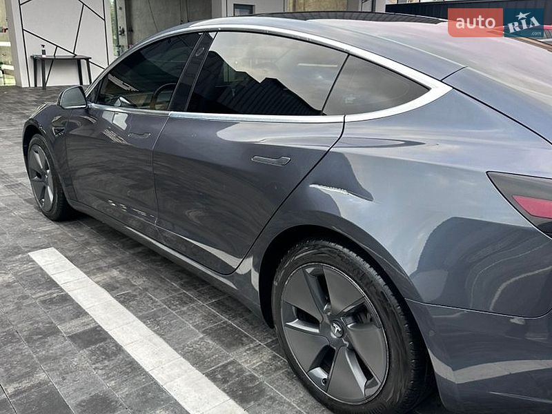 Седан Tesla Model 3 2018 в Ровно