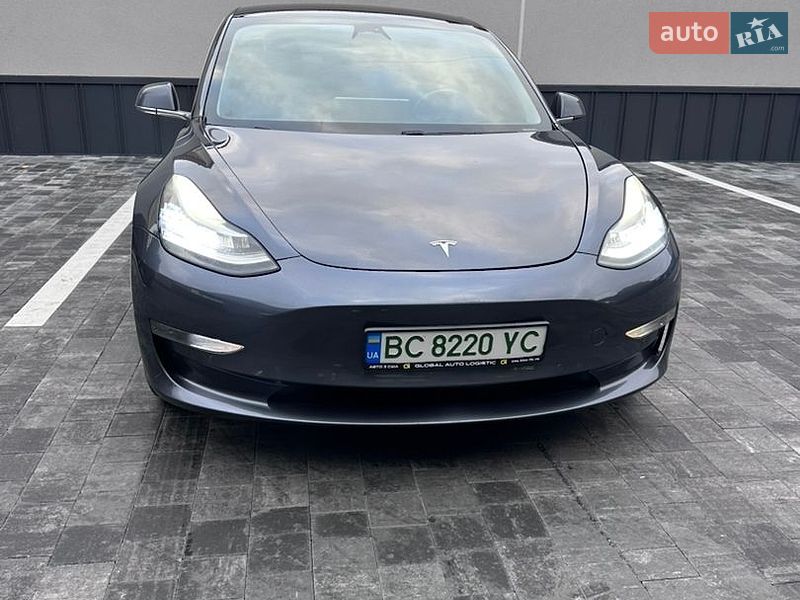 Седан Tesla Model 3 2018 в Ровно