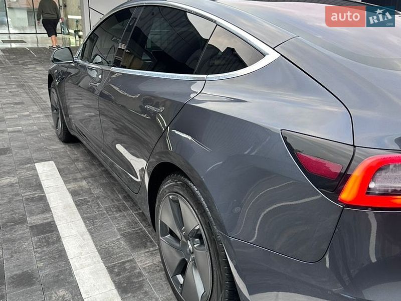 Седан Tesla Model 3 2018 в Ровно