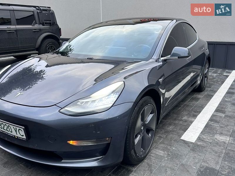 Седан Tesla Model 3 2018 в Ровно
