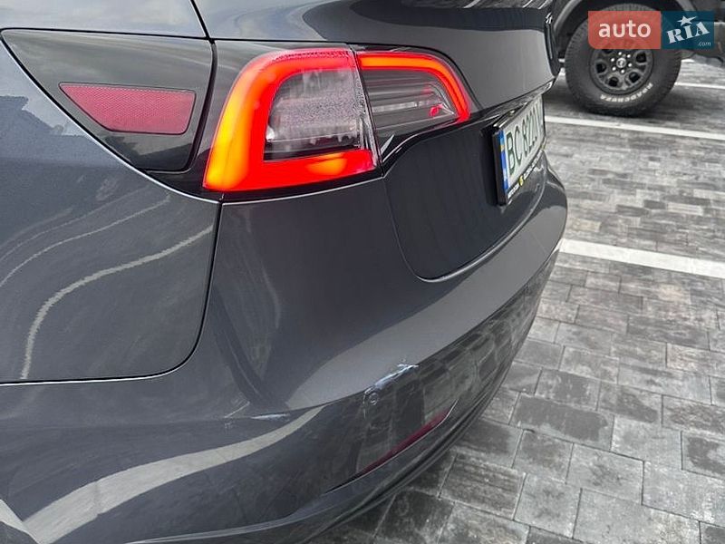 Седан Tesla Model 3 2018 в Ровно
