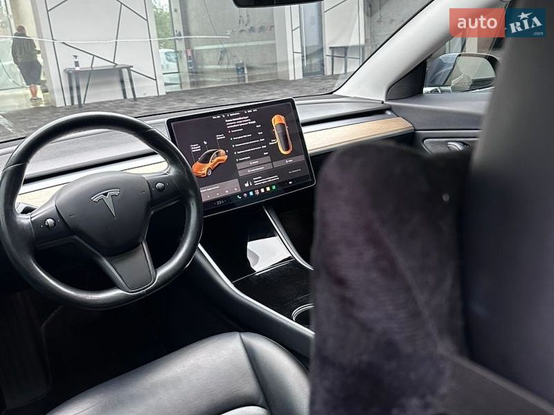 Седан Tesla Model 3 2018 в Ровно