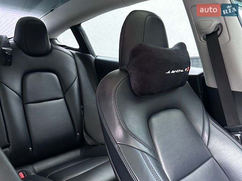 Седан Tesla Model 3 2018 в Ровно