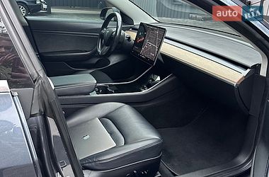 Седан Tesla Model 3 2018 в Ровно