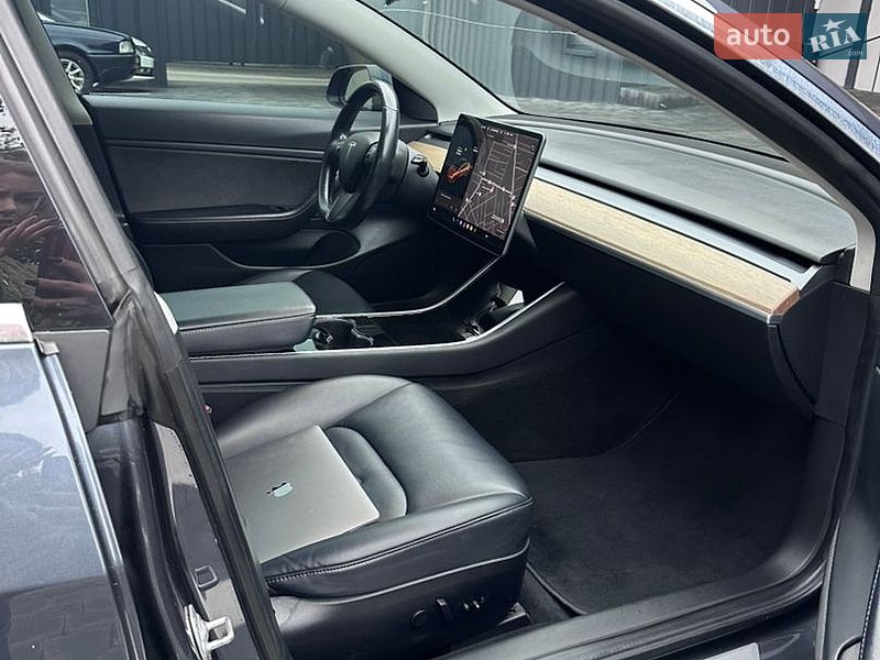 Седан Tesla Model 3 2018 в Ровно