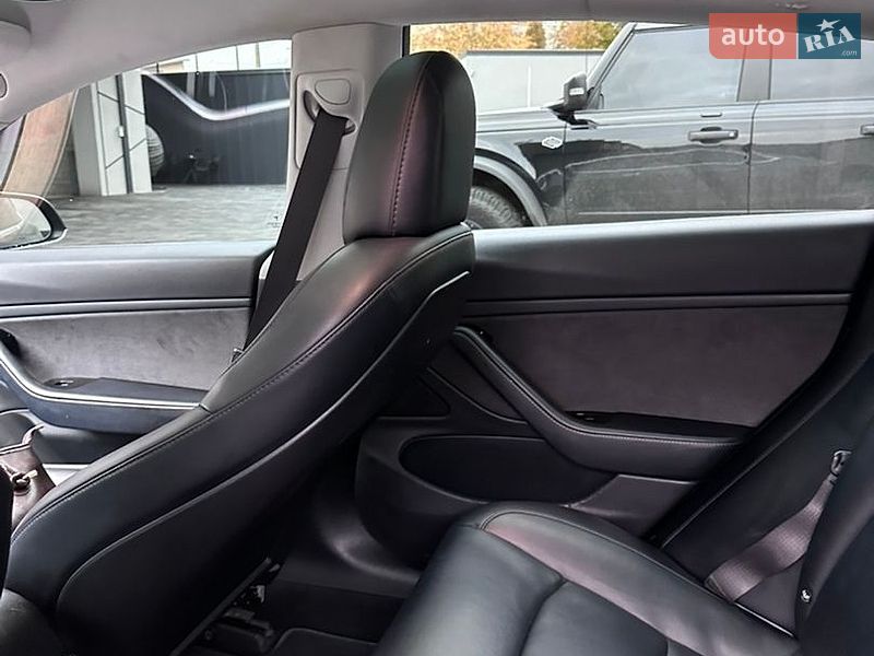 Седан Tesla Model 3 2018 в Ровно