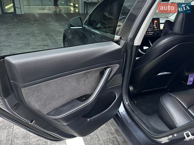 Седан Tesla Model 3 2018 в Ровно
