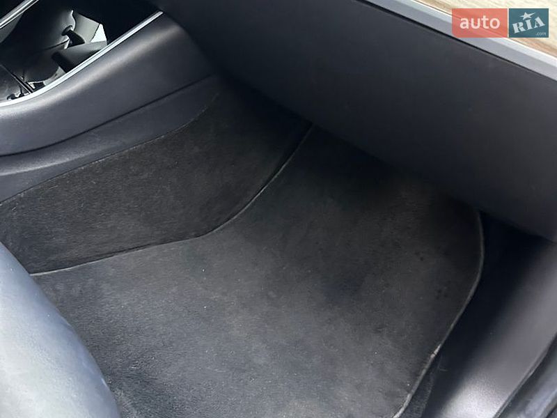 Седан Tesla Model 3 2018 в Ровно