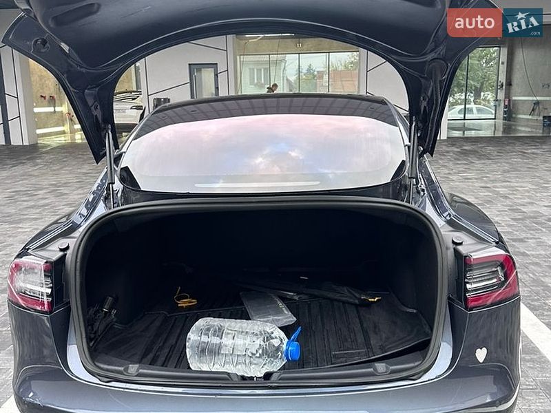 Седан Tesla Model 3 2018 в Ровно