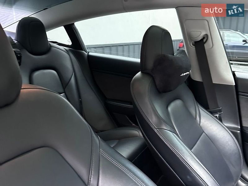Седан Tesla Model 3 2018 в Ровно
