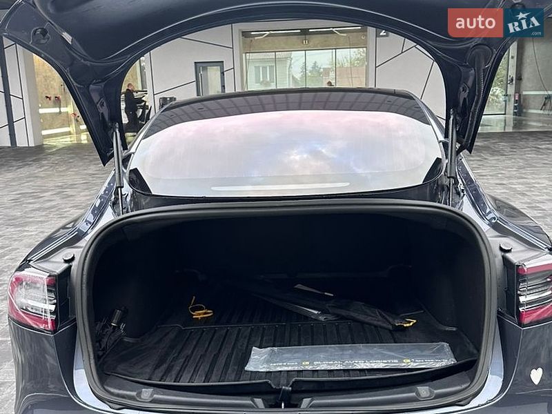 Седан Tesla Model 3 2018 в Ровно