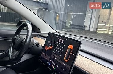 Седан Tesla Model 3 2018 в Ровно