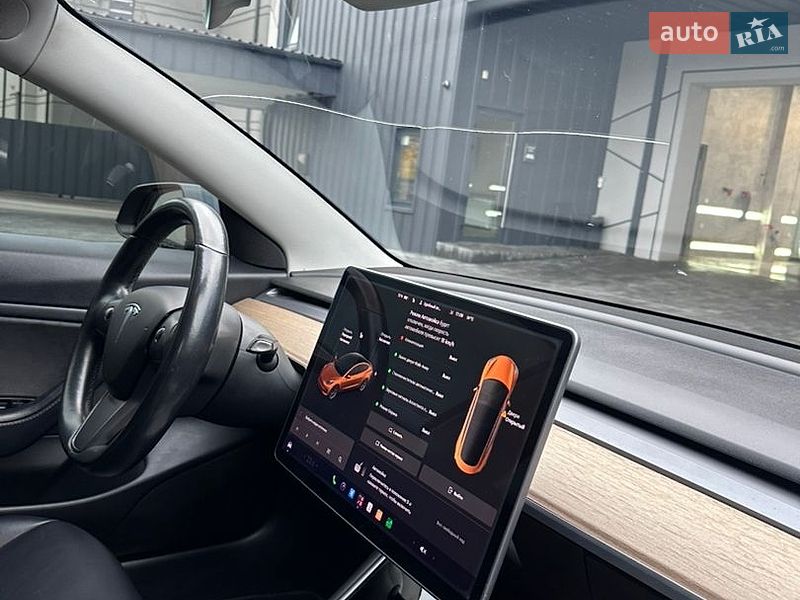 Седан Tesla Model 3 2018 в Ровно