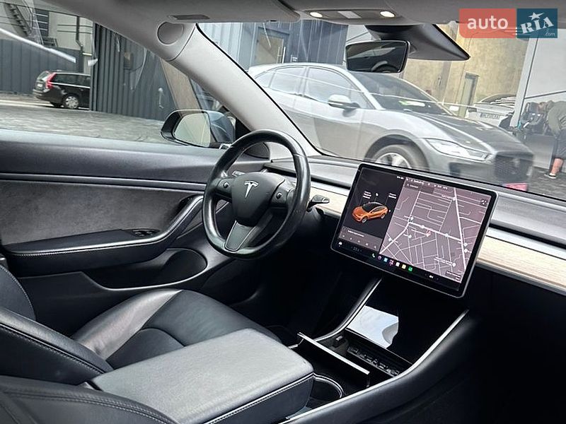 Седан Tesla Model 3 2018 в Ровно