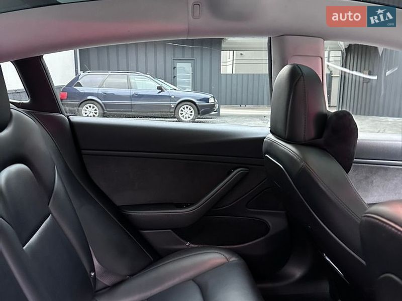 Седан Tesla Model 3 2018 в Ровно