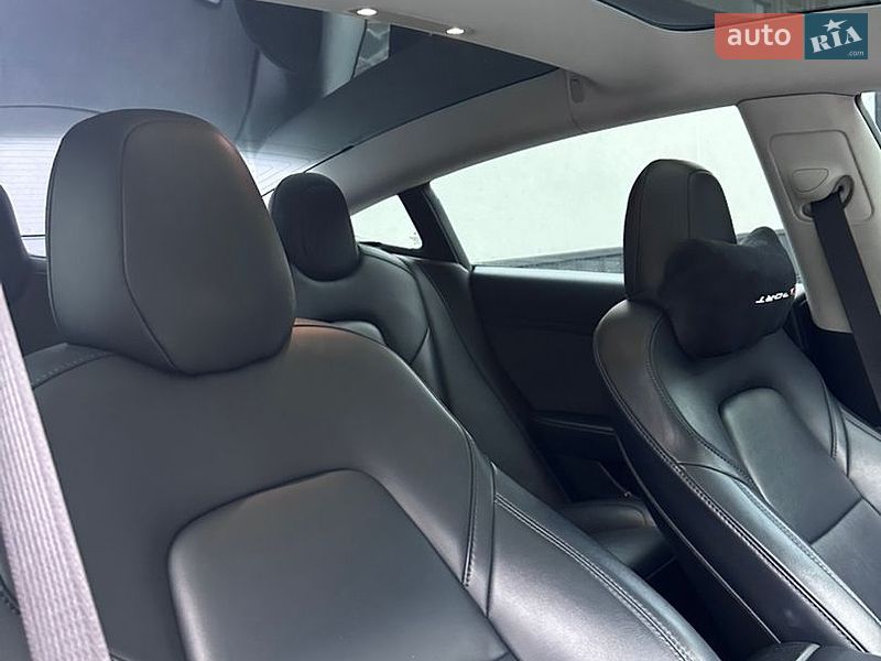 Седан Tesla Model 3 2018 в Ровно