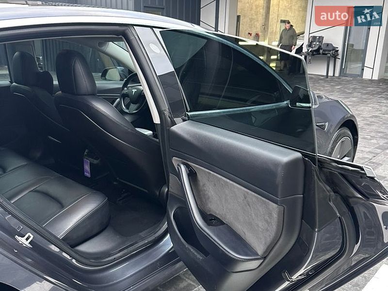 Седан Tesla Model 3 2018 в Ровно