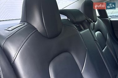 Седан Tesla Model 3 2018 в Ровно