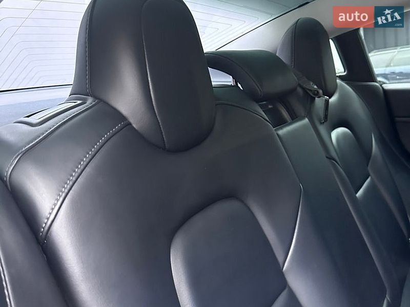 Седан Tesla Model 3 2018 в Ровно