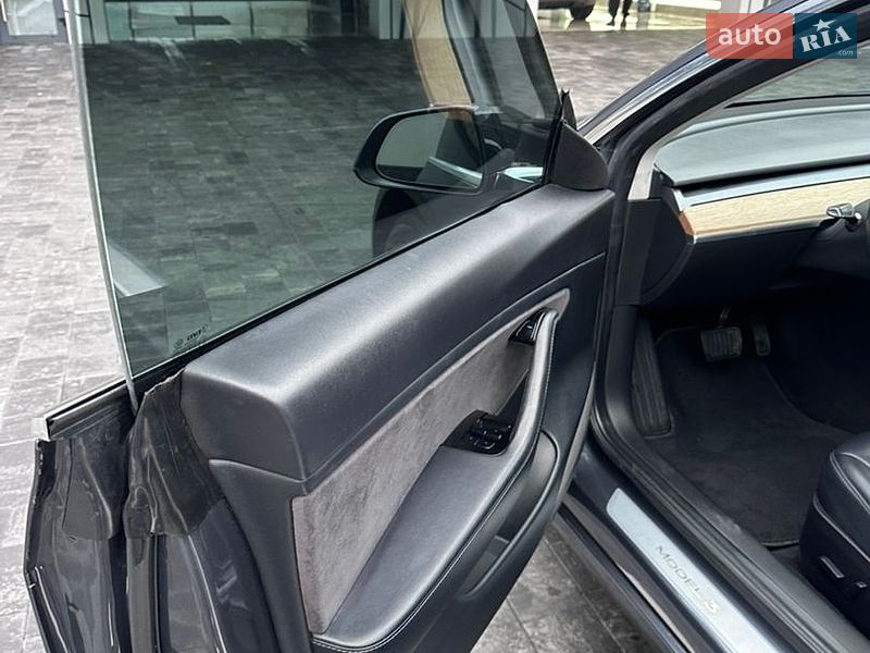 Седан Tesla Model 3 2018 в Ровно
