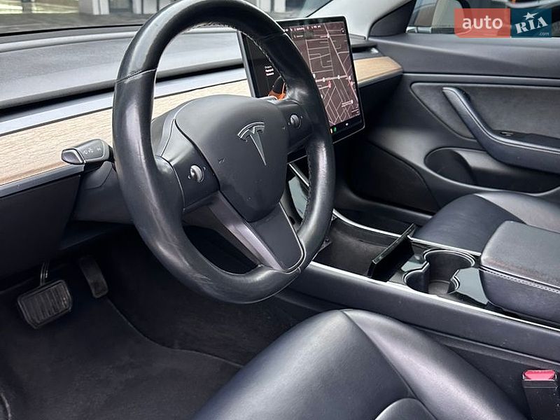 Седан Tesla Model 3 2018 в Ровно