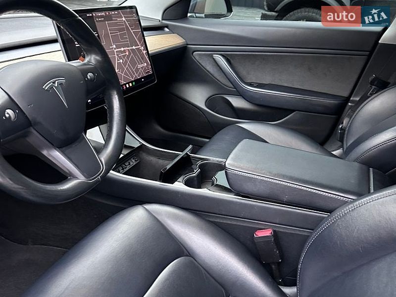 Седан Tesla Model 3 2018 в Ровно