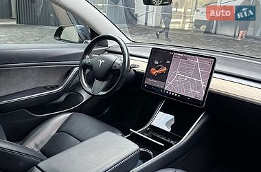 Седан Tesla Model 3 2018 в Ровно